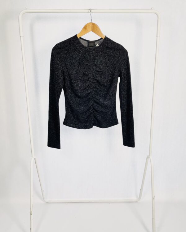 Blusa preta com drapeado na frente e mangas longas com brilho NK - P *nunca usada*