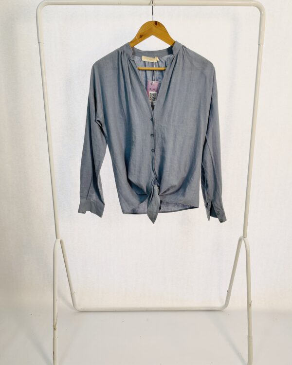 Camisa Azul Jeans decote V manga Longa com botões nó CRIS BARROS - P