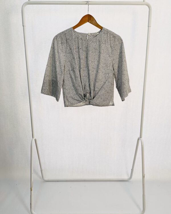 Blusa amarração na frente branca com estampa preta CANTÃO - P *nunca usada*