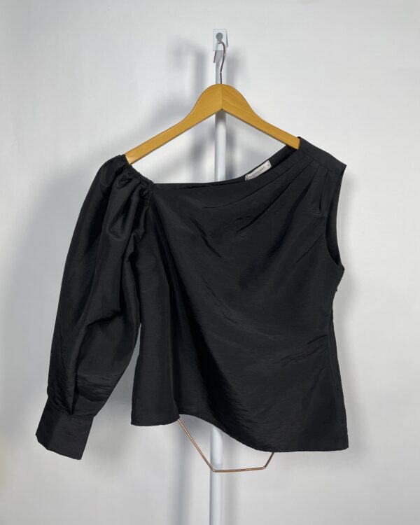 Blusa preta um ombro só manga longa FRANÇOÁSE PONTÍ - G