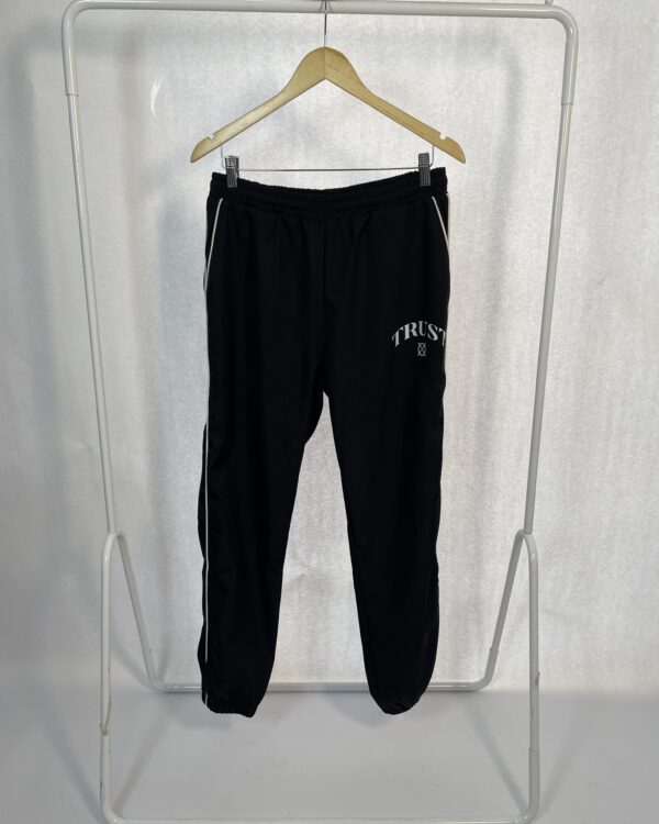 Calça preta Com laterais Branca e logo estampado na perna CRUST - P