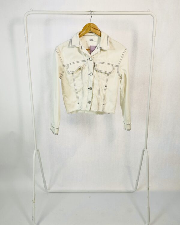 Jaqueta curta branca pesponto preto ZARA - P